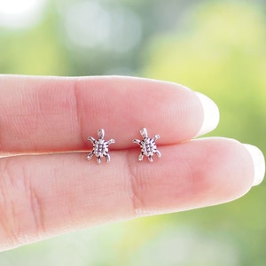 Tiny Turtle Earrings, Tiny earrings, Animal earring / Q209
