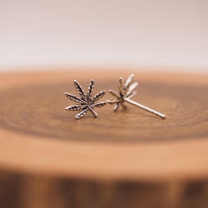 Minimalistiska örhängen med marijuanablad i 925 sterlingsilver | Små örhängen med cannabisblad | Gåva med marijuanablad