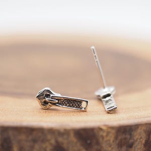 Orecchini con cerniera / Orecchini in argento con cerniera minimale / Gioielli con linguetta per cerniera industriale / Piccoli orecchini unisex