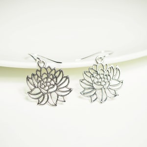 Lotus Blüte Ohrhänger Floral Lotus Ohrringe Minimalist Ohrhänger, Geschenk für Sie / DA22