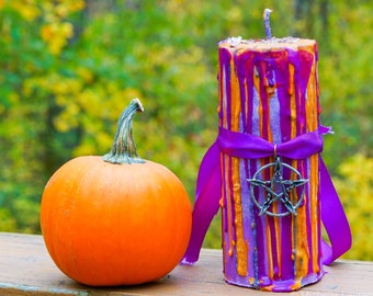 Vela de pilar ritual Samhain con cristales y hierbas. Vegana, totalmente natural y orgánica.