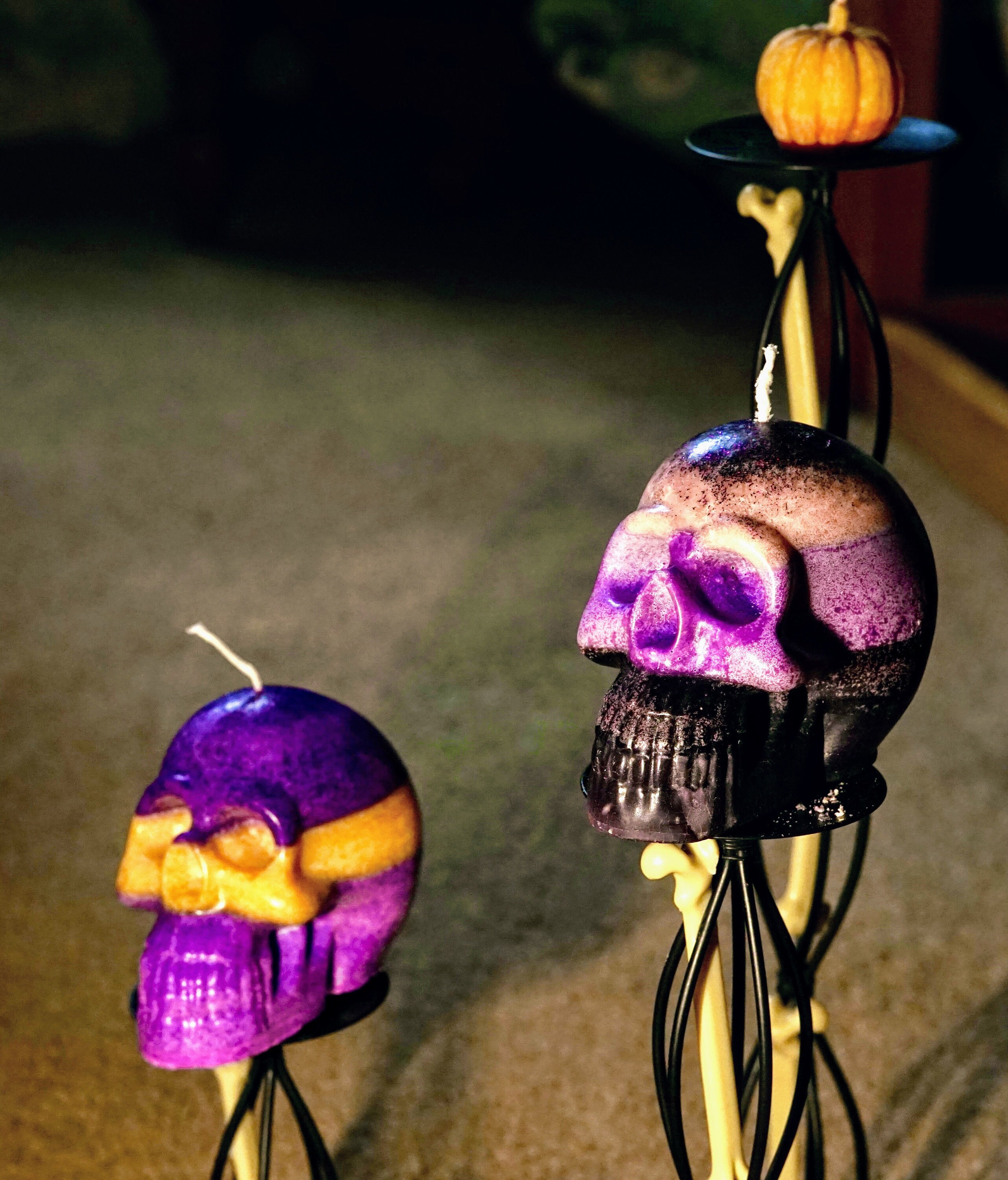 Vela de esqueleto espeluznante: vertida a mano, artesanal, decoración gótica de Halloween, perfecta para un ambiente embrujado