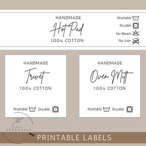 Könnte beinhalten: Druckbare Etiketten für handgefertigte Küchentextilien. Die Etiketten enthalten "Hot Pad", "Trivet" und "Oven Mitt", alle aus 100% Baumwolle. Pflegehinweise sind ebenfalls enthalten. Das Cozy Dragonfly-Logo befindet sich unten.