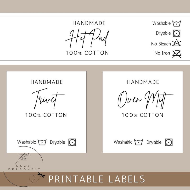 Op de afbeelding: Printbare labels voor handgemaakte keukentextiel. De labels bevatten "Hot Pad", "Trivet" en "Oven Mitt", allemaal gemaakt van 100% katoen. Onderhoudsinstructies zijn ook inbegrepen. Het Cozy Dragonfly-logo staat onderaan.