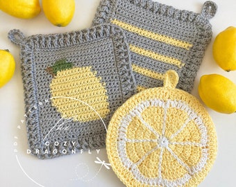 Puede incluir: Dos agarraderas cuadradas de ganchillo gris con motivos de limón amarillo y un posavasos redondo de ganchillo amarillo y blanco con forma de rodaja de limón, rodeados de cuatro limones enteros. El texto PDF PATTERN The COZY DRAGONFLY es visible.