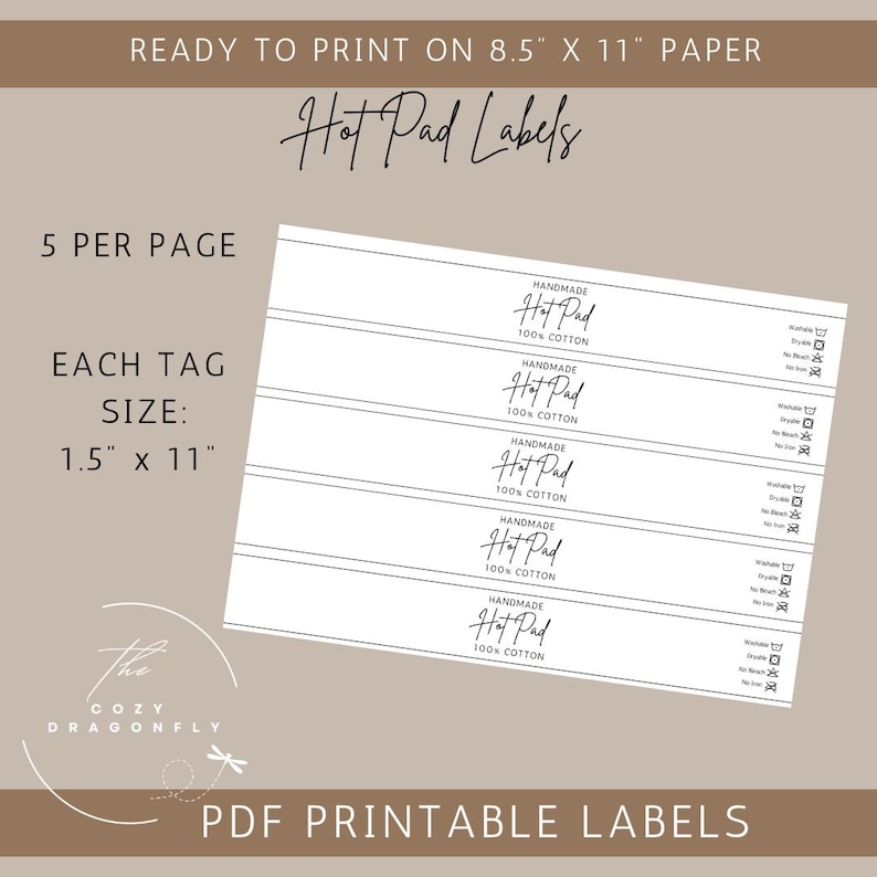 Op de afbeelding: Printbare PDF-labels voor hot pads, met de tekst "Hot Pad Labels" in een scriptlettertype. Elk label is 3,8 cm x 27,9 cm en gemaakt van 100% katoen. Het ontwerp bevat onderhoudsinstructies en het Cozy Dragonfly-logo.