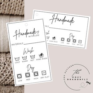 Pode incluir: Duas etiquetas imprimíveis para itens feitos à mão. As etiquetas são brancas com texto preto e ícones. A etiqueta superior diz "Handmade with Love" e tem um espaço para os materiais. A etiqueta inferior tem um espaço para "Handmade" e "Materials" e inclui instruções de lavagem e secagem. As etiquetas são projetadas para serem impressas e anexadas a itens feitos à mão.