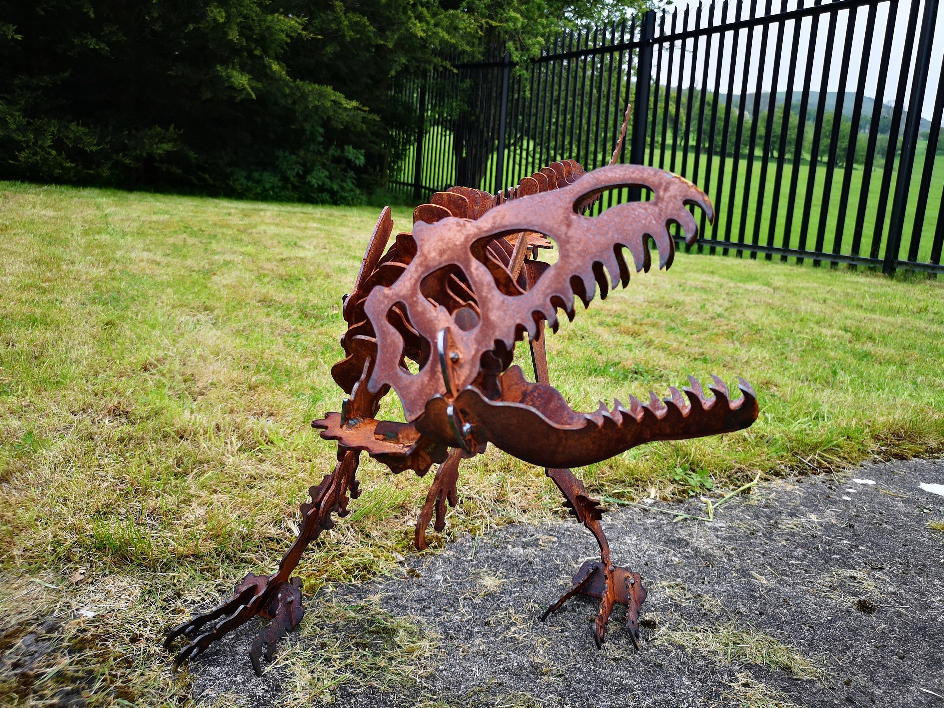 錆びた金属製恐竜アロサウルス - 3Dアロサウルス - ガーデン