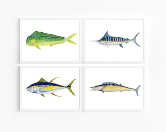 Peut inclure: Quatre impressions encadrées à l'aquarelle représentant différentes espèces de poissons. On y voit un mahi-mahi, un marlin, un thon à nageoires jaunes et un wahoo. Chaque poisson est représenté en couleurs vives sur fond blanc.