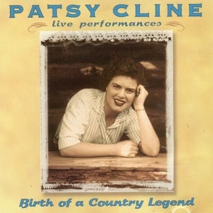 Op de afbeelding: CD-hoes met Patsy Cline. De afbeelding is een zwart-witfoto van Cline, met de tekst "PATSY CLINE live performances" bovenaan en "Birth of a Country Legend" onderaan. De achtergrond is lichtgeel.