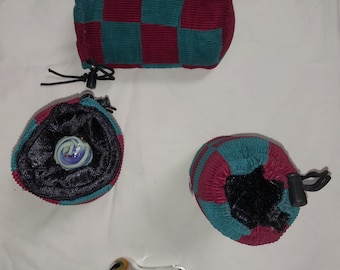 Bolsa acolchada para pipas de vidrio. Parche pequeño de pana roja y verde. Tamaño: 6,5 x 3 pulgadas. Envío gratuito.