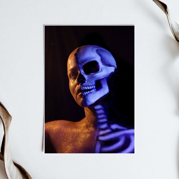 Tirage photo fine art body painting fluorescent série limitée visage à moitié crâne mort