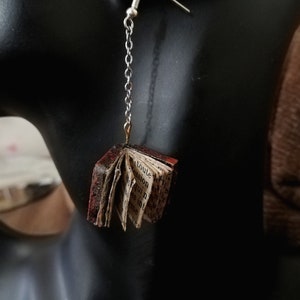 Pendientes originales hechos a mano en forma de libro en papel quilling / peso ligero