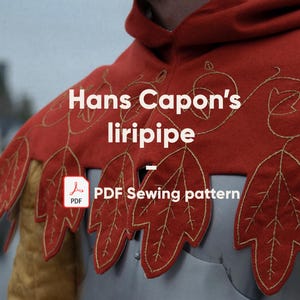 Könnte beinhalten: Eine rote Liripipe-Kapuze mit goldener Blattstickerei, mit dem Text "Hans Capon's liripipe" und "PDF Sewing pattern". Die Kapuze ist Teil eines historischen Kostüms.