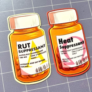 Puede incluir: Dos diseños de pegatinas de botellas de pastillas de dibujos animados. Uno dice "Rut Suppressant" y el otro "Heat Suppressant". Ambos tienen etiquetas blancas con texto, incluyendo "Tomar 2 cápsulas diarias". Las botellas son naranjas con tapas blancas.