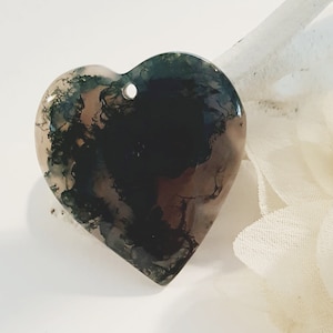 Piccolo ciondolo naturale di muschio verde intenso Love Heart Stone