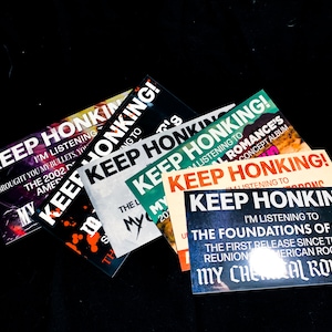 マイ・ケミカル・ロマンスのバンパーステッカー「KEEP HONKING」
