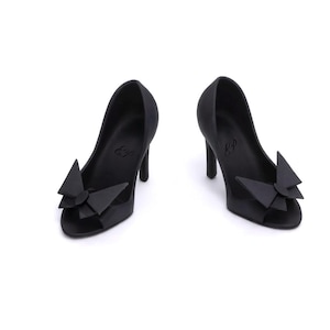 Contessa Black d'Orsay Pumps med fjäril för 1:6 modedockor (FRÅGA OM PASSFORM)