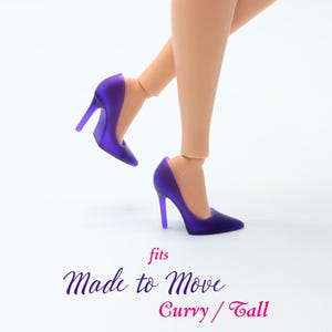 Pu&ograve; includere: Scarpe con tacco alto viola per una bambola Barbie Made to Move. Le scarpe sono di colore viola trasparente e hanno un tacco a spillo.
