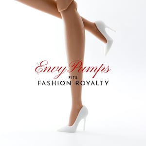 Peut inclure: Pumps blanches à talons hauts et bout pointu. Les chaussures sont sur les jambes d'une poupée. Le texte "Envy Pumps" est écrit en cursive rouge avec les mots "Fits Fashion Royalty" en dessous.