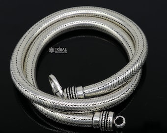 Può includere: Collana a catena di serpente in argento con finitura testurizzata. La catena è lunga circa 50 cm e ha una chiusura a moschettone.