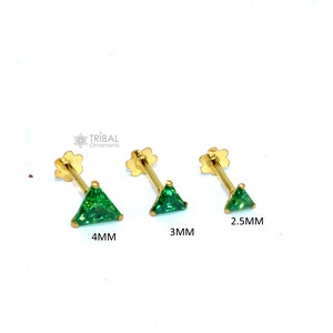 2,5 MM/3 MM/4 MM 18-karatowe żółte złoto ręcznie robione kolczyki w kształcie trójkąta z jednym zielonym kamieniem na chrząstkę biżuteria unisex er187