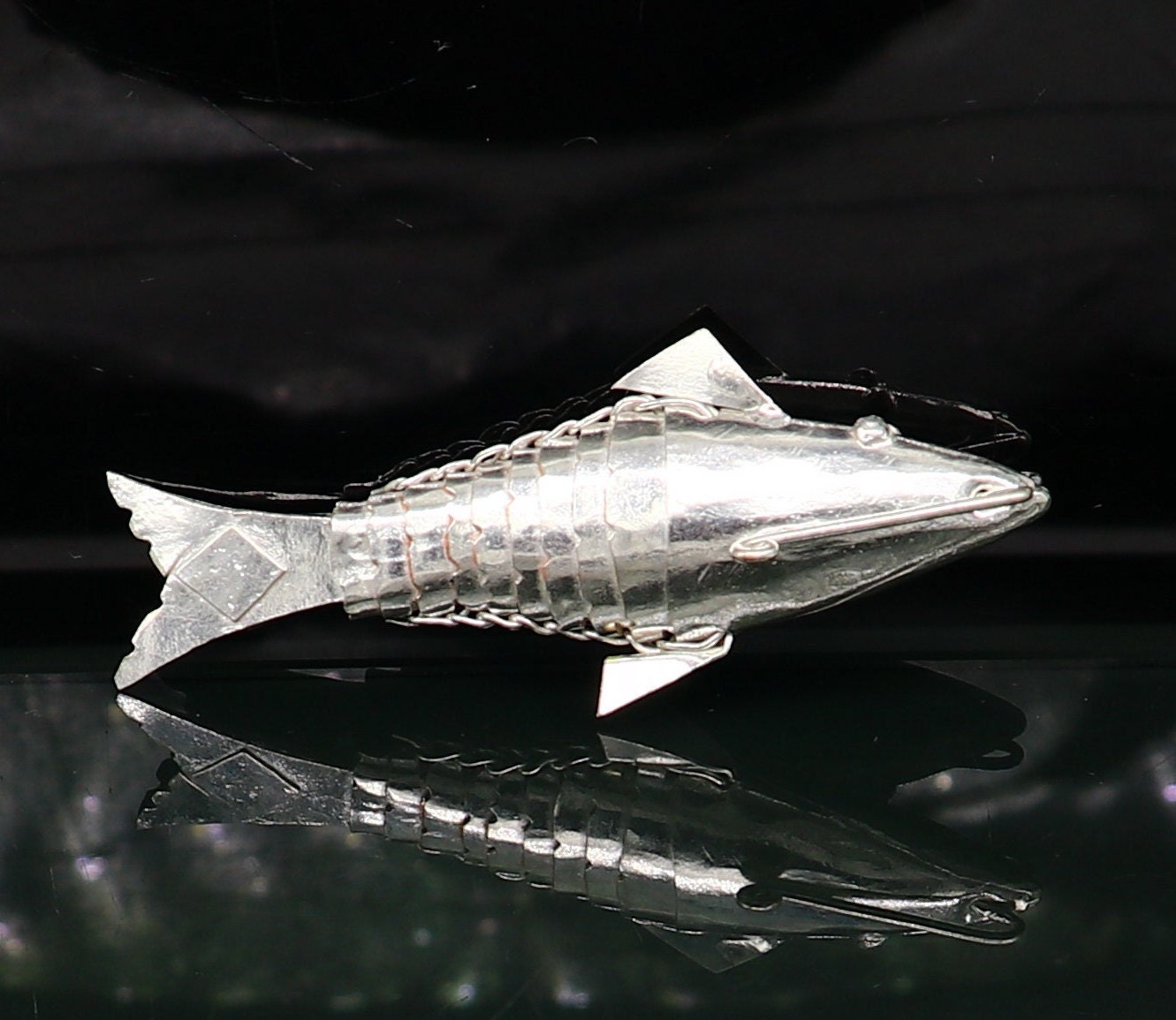 金属製 魚の彫刻 シルバー 純銀製の手作りの銀の魚、ヴィシュヌ神の化身マツヤ、繁栄と幸運を祈る