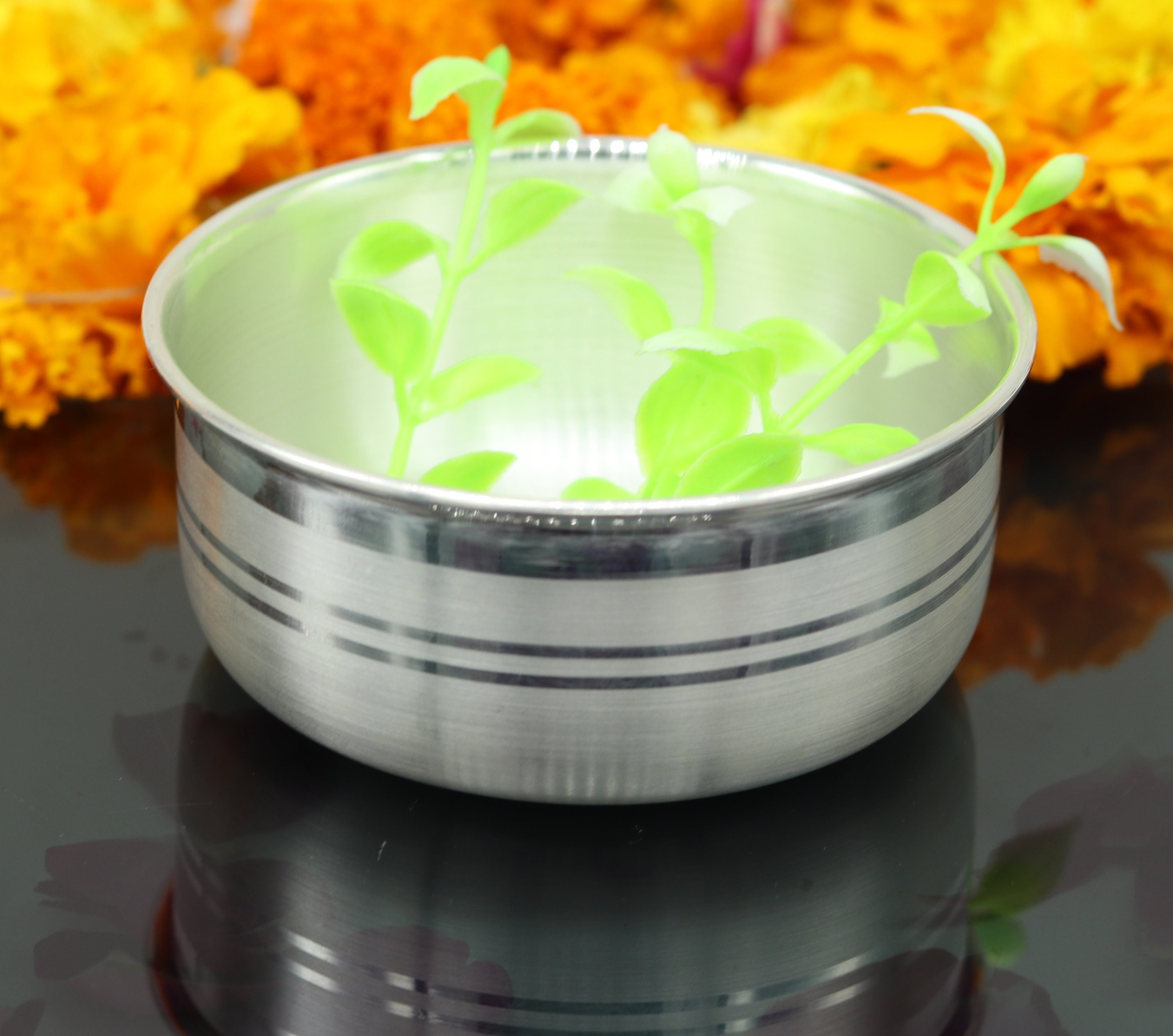 幅8cm、999純銀製ハンドメイドの純銀ボウル。銀には抗菌作用があり