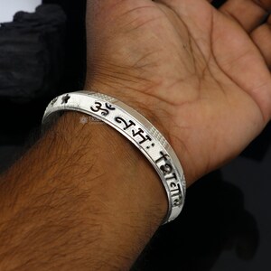 925 sterlingsilver handgjort massivt kada-armband mantraarmband "aum namah shivay" herrgåva gudomlig kada från Rajasthan Indien nsk780