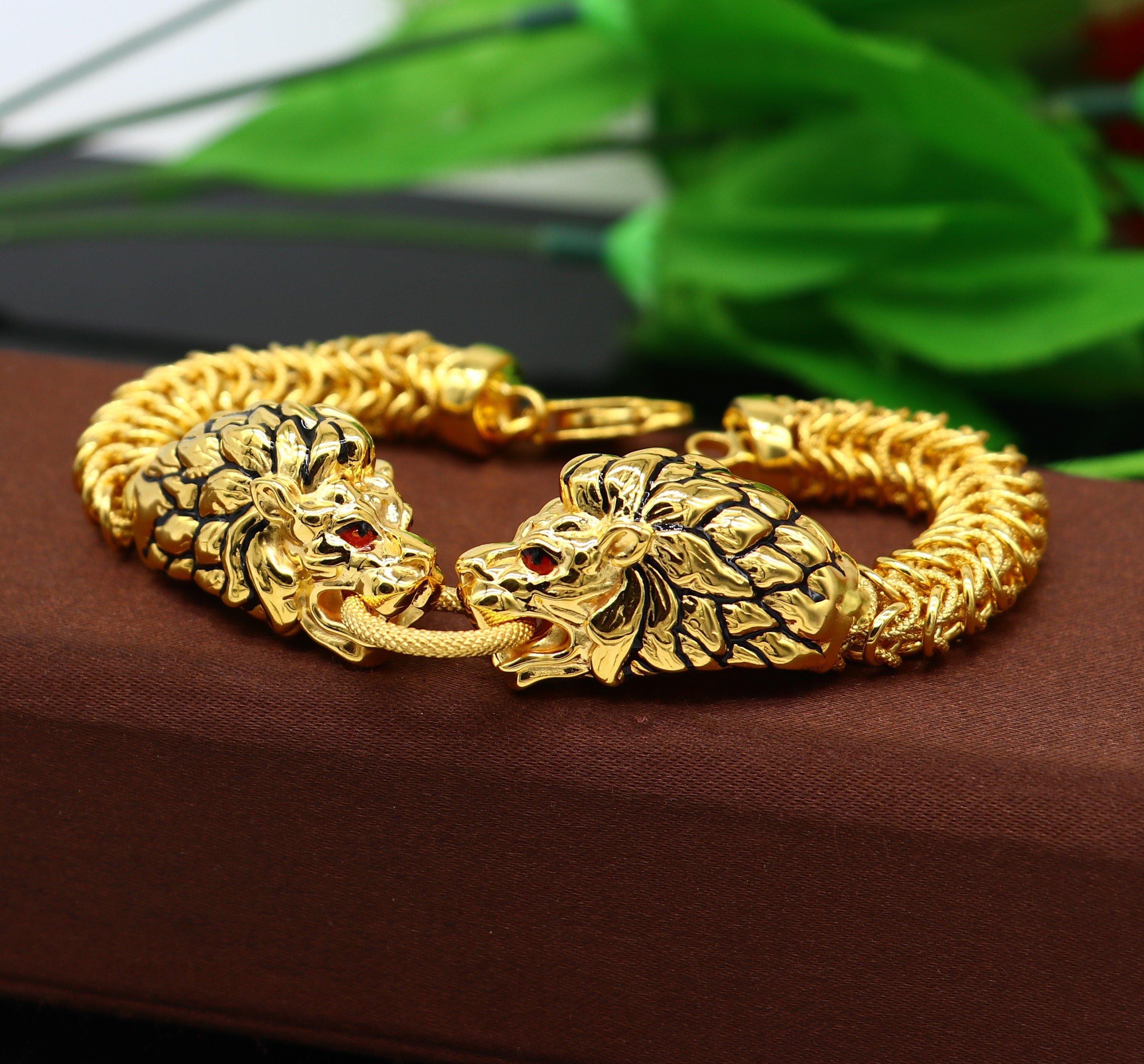 The king of the jungle. The lion head charm is made to impress. This lion  bracelet with a handcrafted finishing represents ambition and dedication.  Men's lion bracelet has a changeable clip to