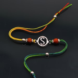 Todo el alfabeto A-Z 925 plata de ley diseño personalizado pulsera Rakhi con cuentas de rudraksha Mejor hermano rakhi para Festival Rakshabandhan rk136