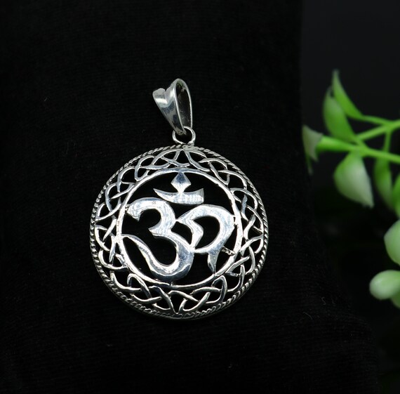Aum locket discount