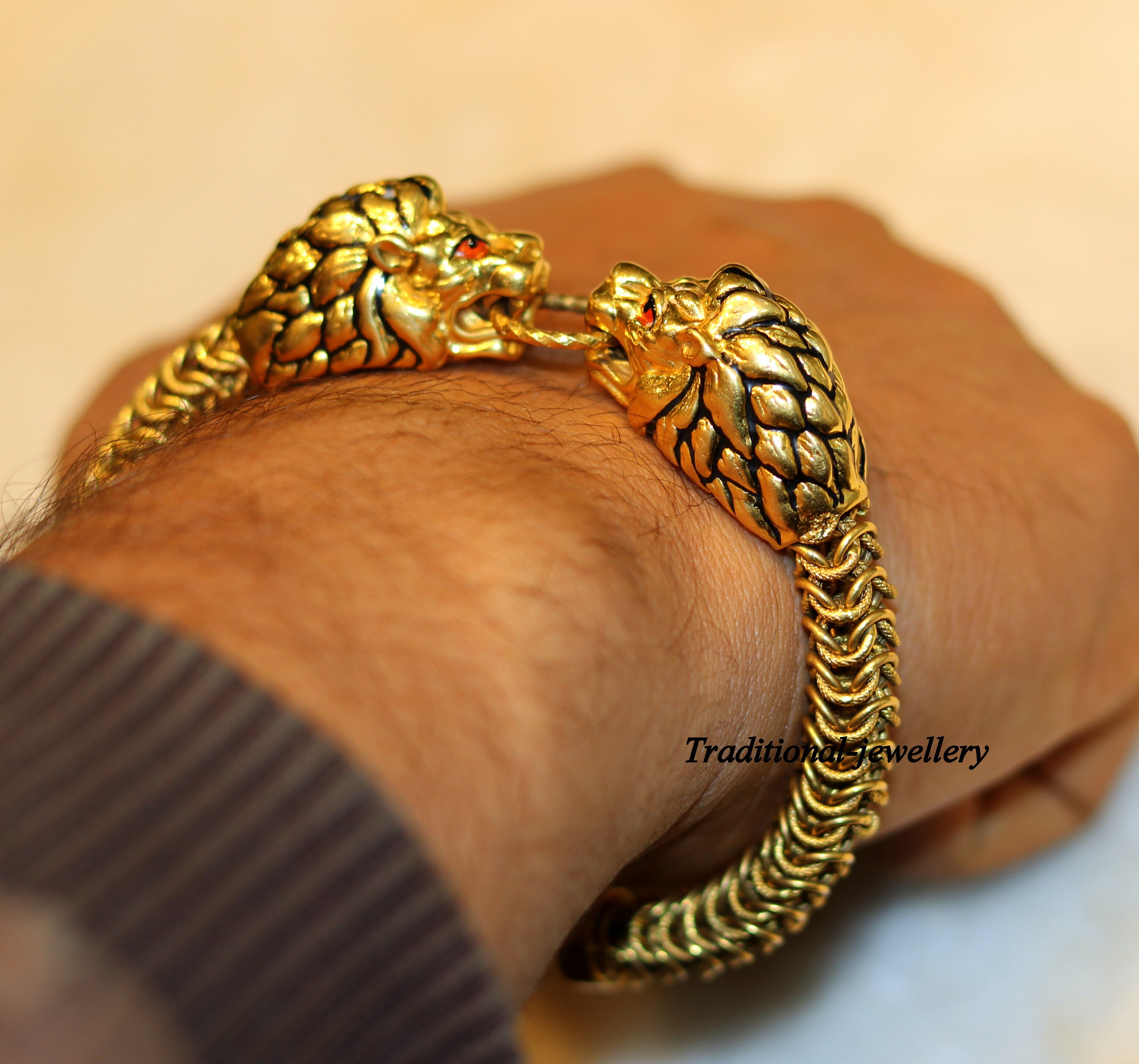 Bracciale A Fascia Con Due Teste Di Leone E Ghepardo – Cristalli Scintillanti, Placcato Oro – Trillion London – Elegante Per Feste E Matrimoni