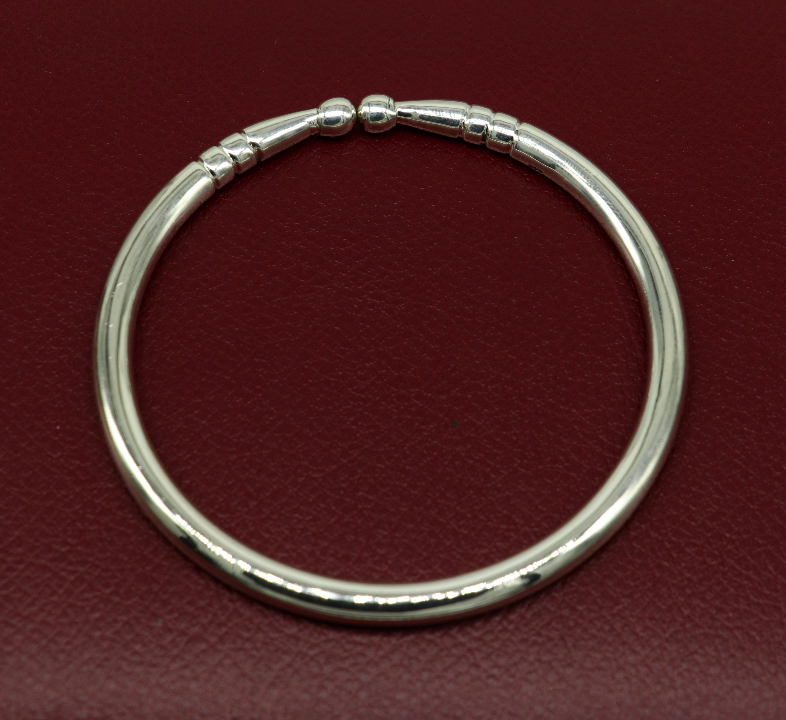 Elsa Peretti™ Diamond Hoop single-row bangle in 18k gold with diamonds,  medium. | Tiffany & Co.