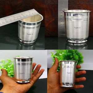 Op de afbeelding: Vier zilveren drinkglazen met een zilveren band rond het midden. De glazen zijn gelabeld "Type-1".
