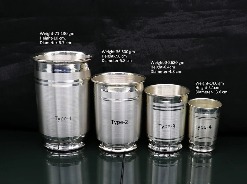 Op de afbeelding: Vier zilveren drinkbekers in verschillende maten. De bekers zijn ge&euml;tiketteerd als Type-1, Type-2, Type-3 en Type-4. Elke beker heeft een ander gewicht en een andere hoogte, met metingen in centimeters en gram.