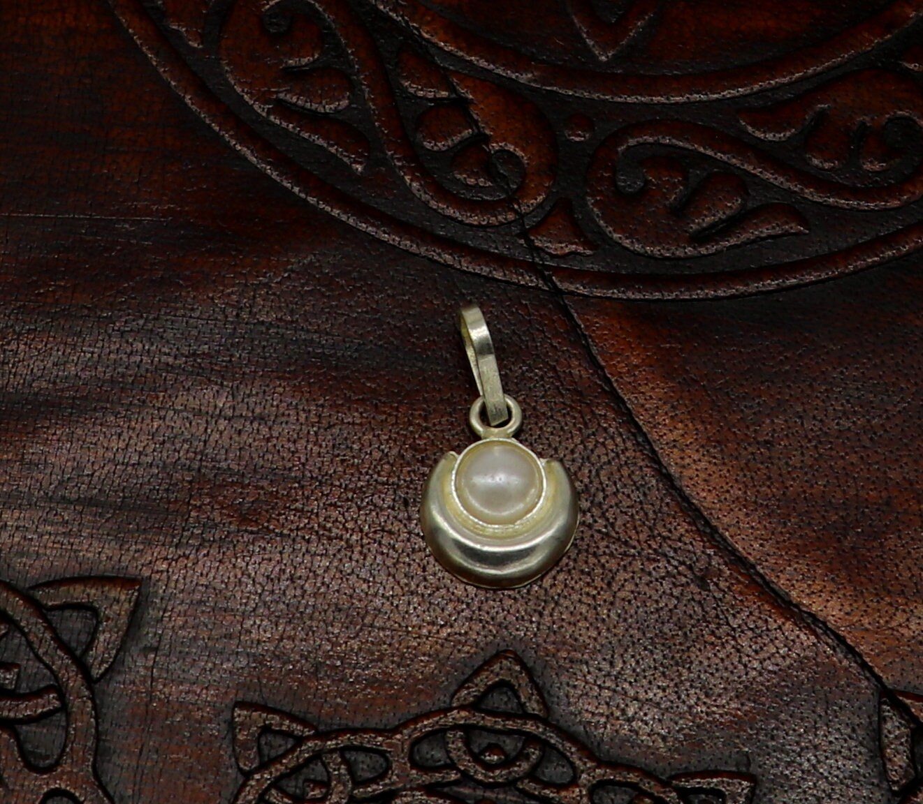 925 Sterling Silver Excellent Moon Pendant With Moon Stone