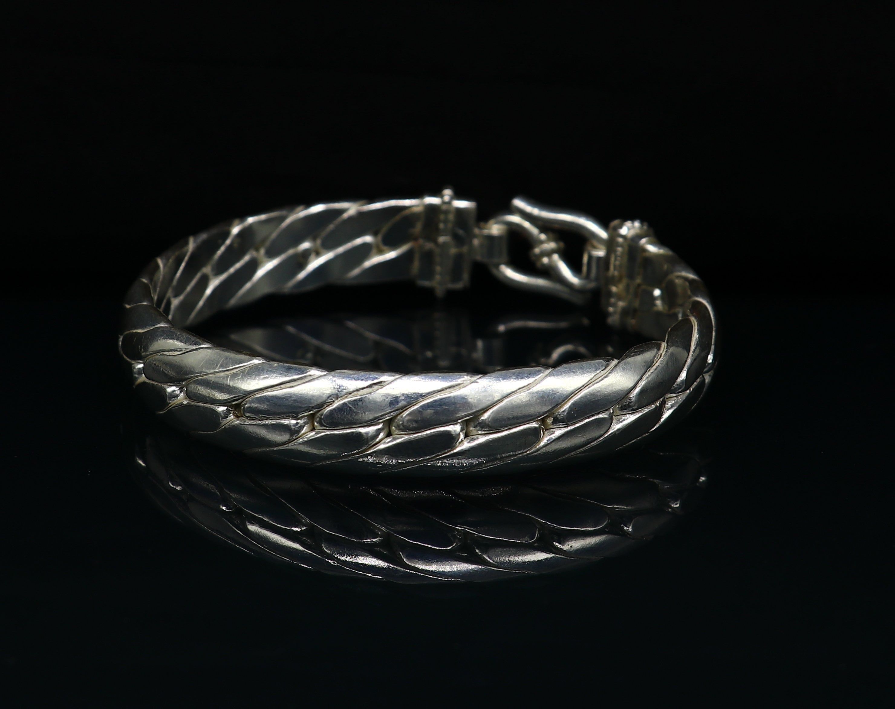 925 Sterling Silver Handmade Gorgeous Bright Shining Bangle 925 Sterling Silver Handmade Gorgeous Bright Shining Bangle