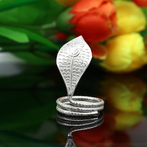 Boski wąż Shiva wykonany ze srebra próby 925 w stylu miniaturowego węża lub węża Shiva na pudżę lub nabożeństwo, solidny artykuł na pudżę Diwali su718