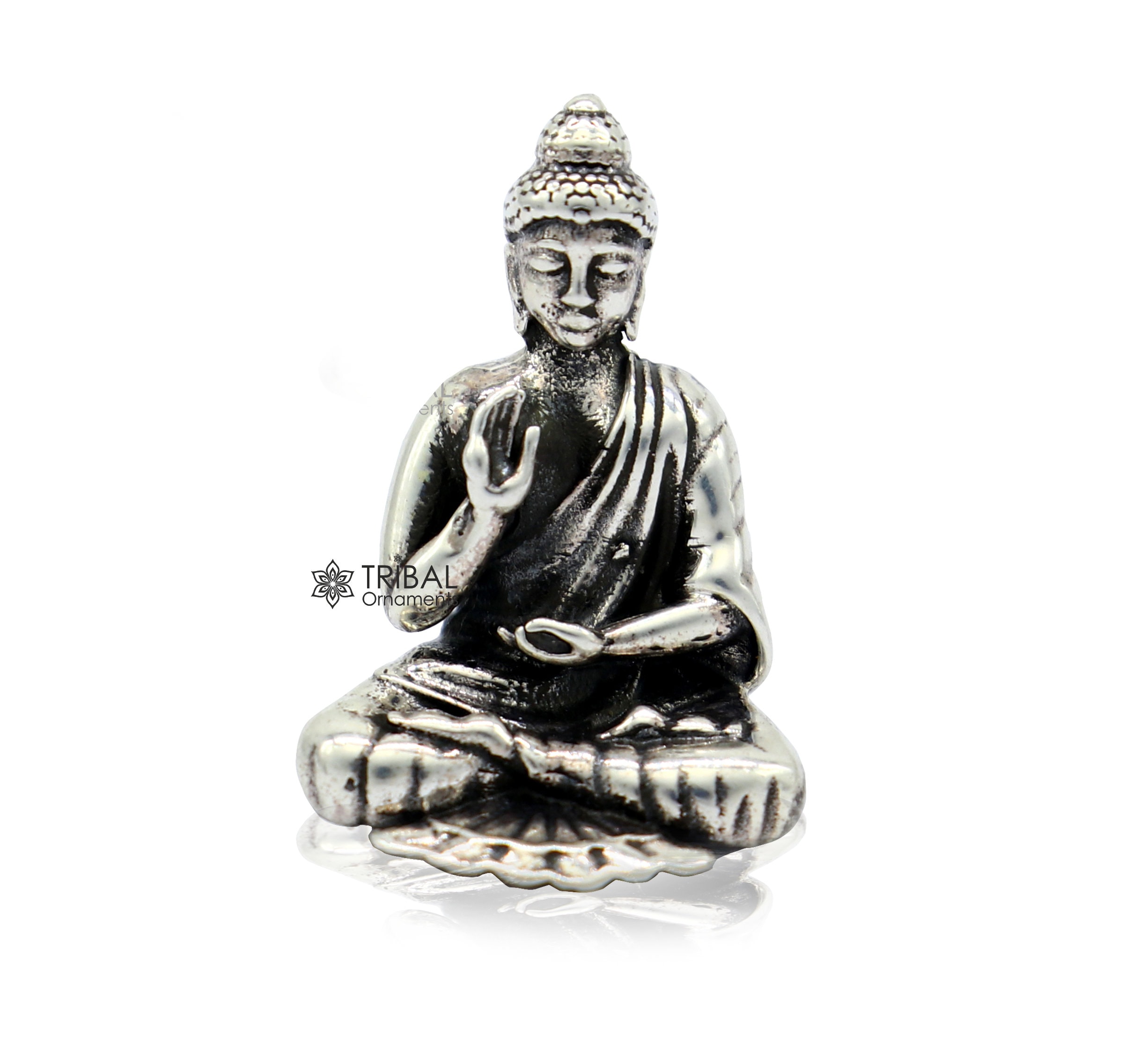 Statuetta Buddha Di Colore Argento in Posa Di Meditazione Fotografia