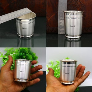 Op de afbeelding: Vier zilveren drinkbekers met een zilveren band rond het midden. Elke beker heeft de tekst "Type-2" aan de zijkant.