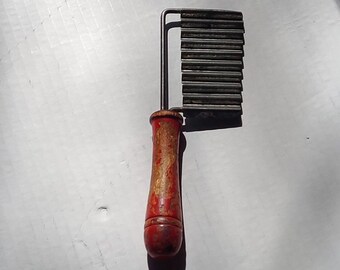 Kitchen Crinkle Cut Hand Tool in Great Worn Vintage Condition