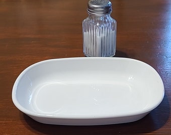 Airline White Pyrex Food Dish - P140-B - Delta Airlines.  The dish measures 7" x 5". This one is very Clean, Shiny, and in Great Condition
