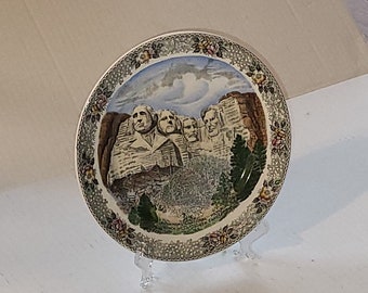 Mt Rushmore Decorative Plate. This is a Very Pretty Souvenir Wall Hanging Display Plate in Very Nice Vintage Condition