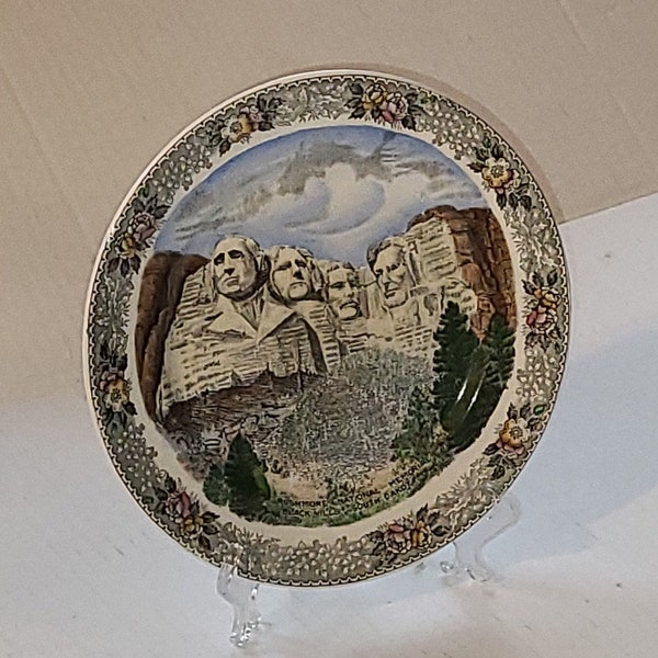 Mt Rushmore Decorative Plate. This is a Very Pretty Souvenir Wall Hanging Display Plate in Very Nice Vintage Condition