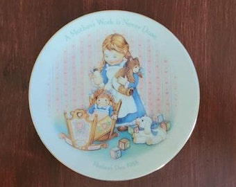 Avon "A Mother's Work Is Never Done" 1988 Decorative Plate in Nice  Condition - Very Pretty, Nice Gift for Mom