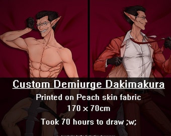 Puede incluir: Una funda de almohada rectangular tipo dakimakura con una ilustración impresa de un personaje masculino con orejas puntiagudas, gafas y una cola segmentada, mostrado en dos poses, una sin camisa y otra vistiendo un traje de color rojo.
