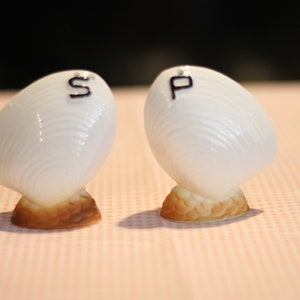 Vintage Ceramic White Seashell Salt & Pepper Shakers Florida Souvenir no labels or markings