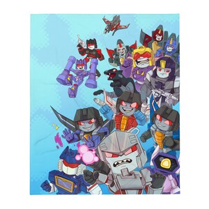 Puede incluir: Una colorida manta con una ilustración de dibujos animados de varios personajes de Transformers. El diseño incluye robots en tonos de rojo, morado, azul y gris, sobre un fondo azul claro. La manta es un artículo suave y acogedor.