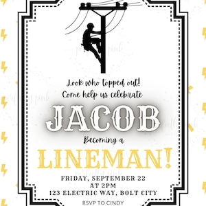 Op de afbeelding: Een zwart-witte uitnodiging met een geel bliksem-patroon. De uitnodiging is voor een feest ter ere van Jacob die een lineman wordt. De uitnodiging bevat de datum, tijd en locatie van het feest. RSVP-informatie is ook inbegrepen.